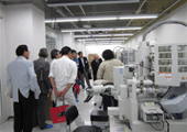 新しくできた研究所内の見学風景①