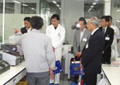 新しくできた研究所内の見学風景②