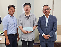個人賞優勝の戸谷様(中央)と石田委員長(右)と押切副委員長