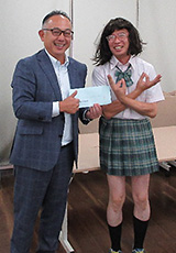 特別コスプレ賞の岩崎様(右)と石田委員長