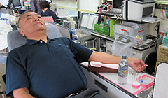 献血をする山中理事長